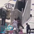 شاهد.. لحظة تصدى رجال الأمن للشخص الذي حاول الصعود على منبر “الحرم”
