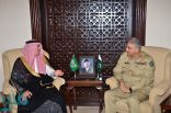 وزير الإعلام يلتقي قائد الجيش الباكستاني