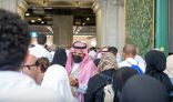 شؤون الحرمين : (1028) موظفًا على أبواب المسجد الحرام لخدمة الزائرين والمعتمرين