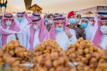 أمير القصيم يزور موسم عنيزة للتمور ويطلع على الصناعات التحويلية لمنتجات التمور