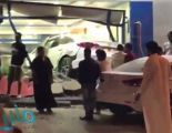 شاهد.. سيارة مسرعة تستقر بواجهة محل بالرياض وتسبب حالة هلع بين الناس