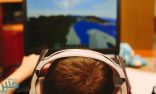 “الاتصالات” تحذّر من مخاطر قد تواجه الطفل في عالم الألعاب الإلكترونية