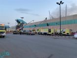 شاهد.. حريق هائل في أحد المجمعات التجارية شمال الرياض