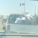 صورة لنقل مُسن مقعد في صندوق سيارة تثير حفيظة متداوليها