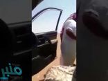 شاهد الرحمة لازالت موجودة .. شبان سعوديين ينقذون أبًا وابنه في صحراء شرق عرعر