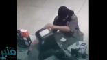 شاهد.. لحظة القبض على شخص تورط في سرقة صيدليات ومحلات تجارية وأجهزة صراف بالرياض والشرقية