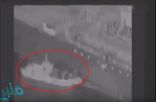 الجيش الأمريكي ينشر فيديو لقارب عسكري إيراني يزيل لغمًا من ناقلة نفط يابانية