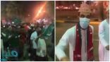 شاهد.. الجمهور العماني يشارك الجمهور السعودي فرحة الإنتصار