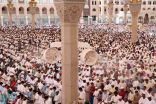 بالصور.. حجاج بيت الله الحرام يؤدون صلاة الجمعة في المسجد النبوي