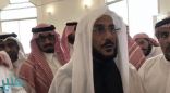 شاهد : مواطن يفاجئ “آل الشيخ” أثناء جولته بطلب “غير مسبوق”.. وهكذا تفاعل معه