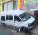 بالصور.. سيارة تصطدم بواجهة محل وتحطم 7 سيارات بالطائف