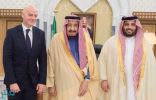 خادم الحرمين الشريفين يستقبل رئيس الفيفا