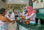 شؤون الحرمين توزع الهدايا على قاصدي بيت الله الحرام