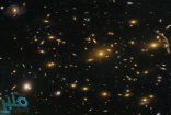 التلسكوب هابل يكشف عن الضوء الملتوي بفعل “الجاذبية الهائلة” لعنقود المجرات