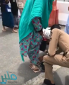 فيديو يوثق كيف تصرف رجل أمن صادف حاجة ترتدي “حذاء” من الكرتون ليقيها حرارة الأرض