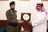 ‎ مُحافظ وادي الدواسر يُكرم قائد أمن الطرق بالمحافظة