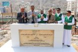 البرنامج السعودي لتنمية وإعمار اليمن يتفقد مشاريع حضرموت ويضع حجر الأساس لمشروع تعليمي بالمكلا