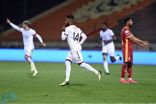 “الشباب” يتصدر الدوري مؤقتاً بثنائية في مرمى “ضمك”