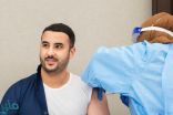 الأمير خالد بن سلمان يتلقّى اللقاح المضاد لكورونا