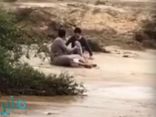 شاهد.. شجاعة مواطن قفز في السيل لإنقاذ طفل بالعارضة