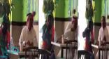 بالفيديو..مواطن يشارك عامل نظافة توشح بالعلم السعودي الفطور بأحد المطاعم