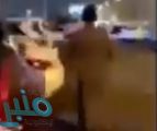 فيديو متداول لفتاة تصور شخصاً وهو يعطيها حبوباً محظورة.. والشرطة تلقي القبض عليه