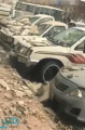 شاهد: لحظة سقوط واجهة مبنى وتضرر عدد من السيارات إثر العاصفة الرعدية التي ضربت الرياض
