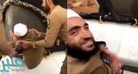 بالفيديو.. رجال الحرم المكي يساعدون معاق أفغاني في تقبيل الحجر الأسود