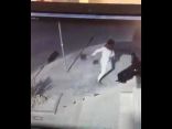 بالفيديو.. شاب يعتدي على امرأة ويسرق ما بحوزتها