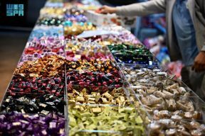 أسواق مكة تتزين بحلاوة العيد.. إقبال واسع على الشوكولاتة والحلويات مع اقتراب عيد الفطر