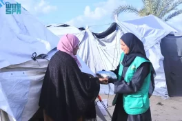 مركز الملك سلمان للإغاثة يوزع وجبات على النازحين في قطاع غزة
