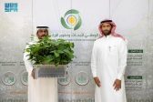 “استدامة” توزّع أكثر من 20 ألف شتلة توت أسود وورد طائفي على مزارعي منطقة الباحة