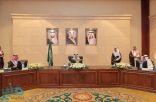 أمير مكة بحضور نائبه يترأس اجتماع مجلس المنطقة