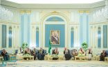 خادم الحرمين يستقبل الأمراء والمفتي والعلماء وجمعاً من المواطنين