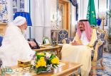 خادم الحرمين يستقبل رئيس مجلس الإفتاء الإماراتي وعددا من أعضاء المجلس