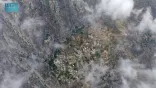 الغيوم تعانق جبلي شدا في محافظة المخواة