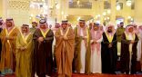 الأمراء يؤدون صلاة الميت على الأمير عبدالعزيز بن عبدالله بن فيصل