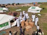مركز الملك سلمان للإغاثة يوزع المواد الايوائية للمتضررين من السيول في ولاية سنار السودانية