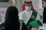 “الرئاسة العامة لشؤون الحرمين” توزع الهدايا على المعتمرين