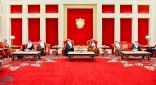 الأمير منصور بن متعب ينقل تعازي القيادة لملك البحرين