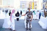 “سقيا زمزم” توزع عبوات الماء على رجال الأمن بالمسجد الحرام