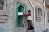مركز الملك سلمان للإغاثة يوزع 16,300 كرتون من التمور في تعز وشبوة والمهرة
