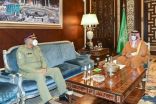نائب وزير الدفاع يستقبل قائد الجيش الباكستاني