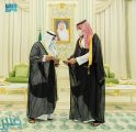 ولي العهد يتسلم رسالة خطية لخادم الحرمين من أمير الكويت