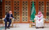ولي العهد يلتقي رئيسي الاتحادين الدولي والإفريقي لكرة القدم
