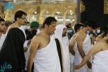 رئيس وزراء باكستان يؤدي مناسك العمرة