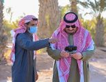 الأمير فيصل بن خالد بن سلطان يقف على مزرعة مواطن نجح في استنبات 15 نوعًا من النباتات البرية