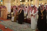 أمير الرياض يؤدي صلاة الميت على الأميرة نورة بنت فيصل