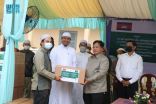 الشؤون الإسلامية توزع سلالاً غذائية ضمن برنامج خادم الحرمين لتفطير الصائمين في كمبوديا