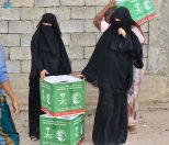 مركز الملك سلمان للإغاثة يوزع 1100 سلة غذائية في محافظة تعز